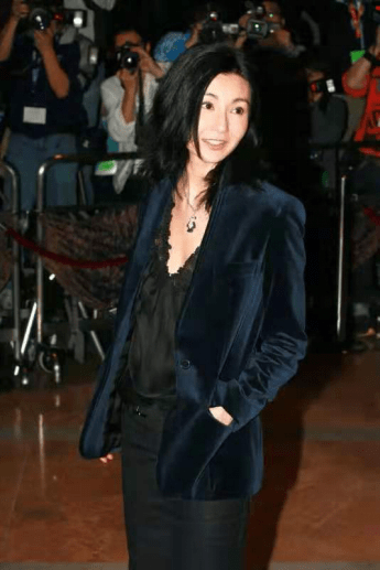 职场 张曼玉瘦过头了，穿西服搭五分裤撑不起来，淡妆再难展现女神气质