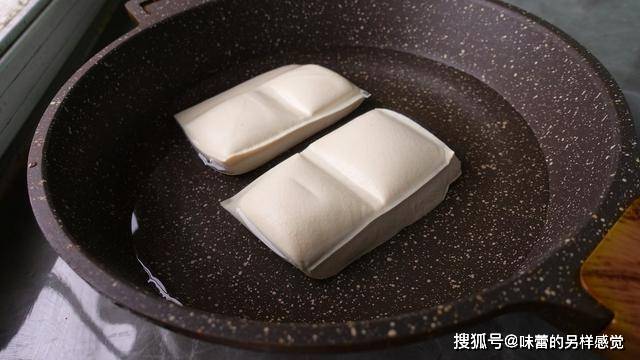 夏天|夏日炎炎,蒜香豆腐最开胃下饭,教你一个技巧,让豆腐更加嫩滑