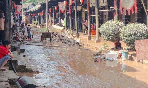 大雨过后的四川千年古镇，街道上遍地淤泥，看过之后让人心酸不已
