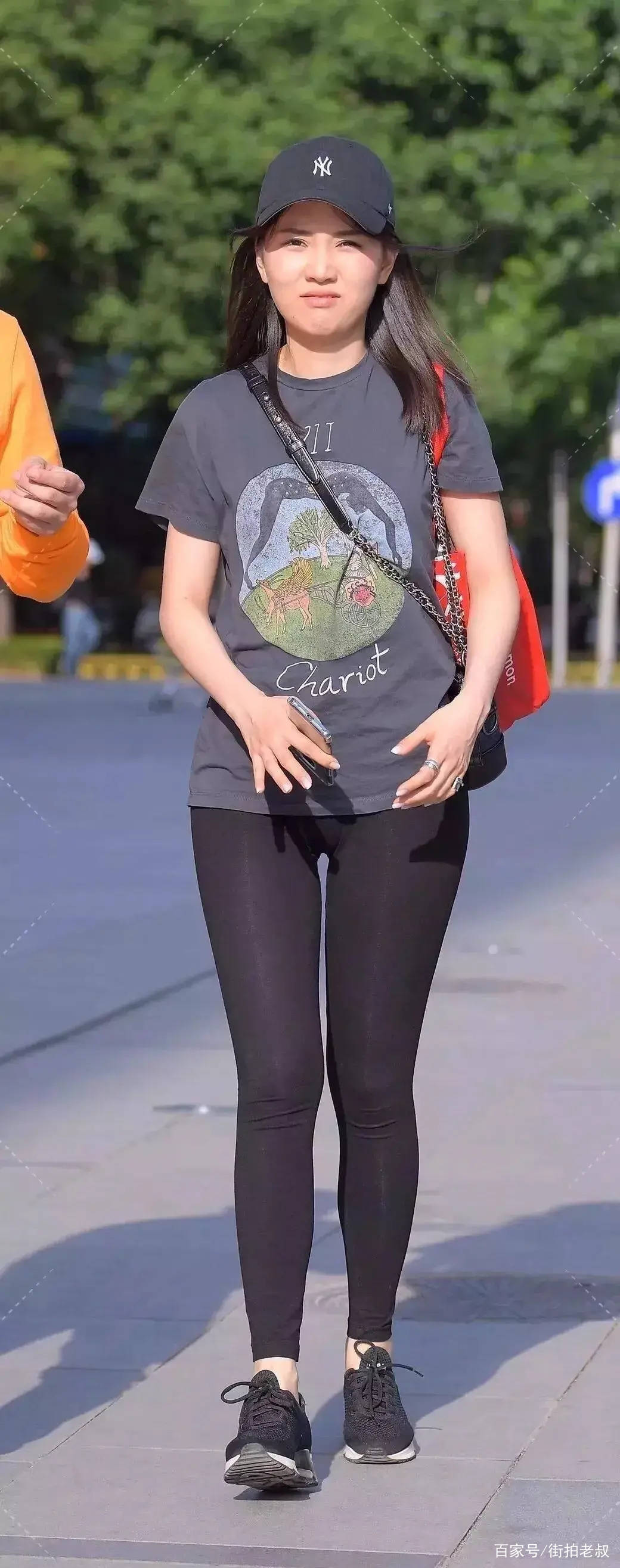 身材 弹力鲨鱼裤，女孩都爱穿，为什么这么火，因为它太显瘦！