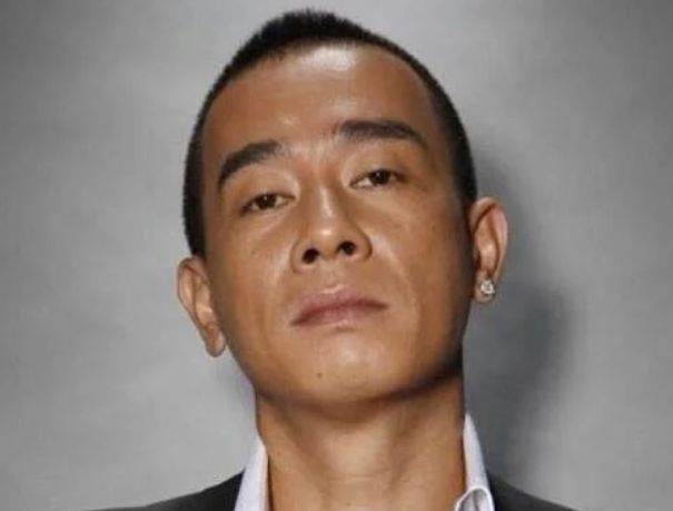 13哥哥成名了 在洪金宝手下读书 但一直低调 现在过得很幸福