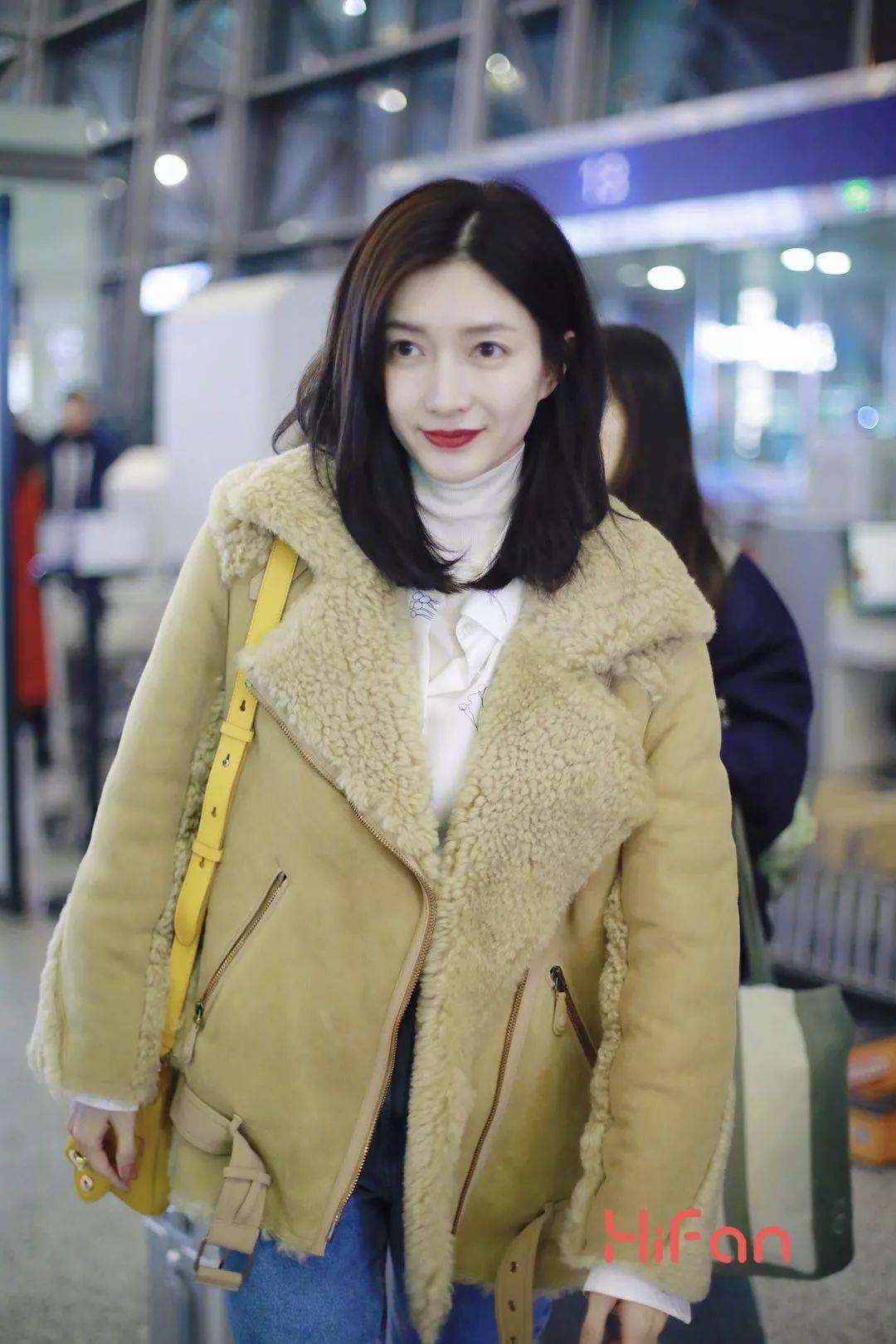 黑色 江疏影红色西装+黑色腰带秀小蛮腰!叠穿2件毛衣还可以这么瘦?