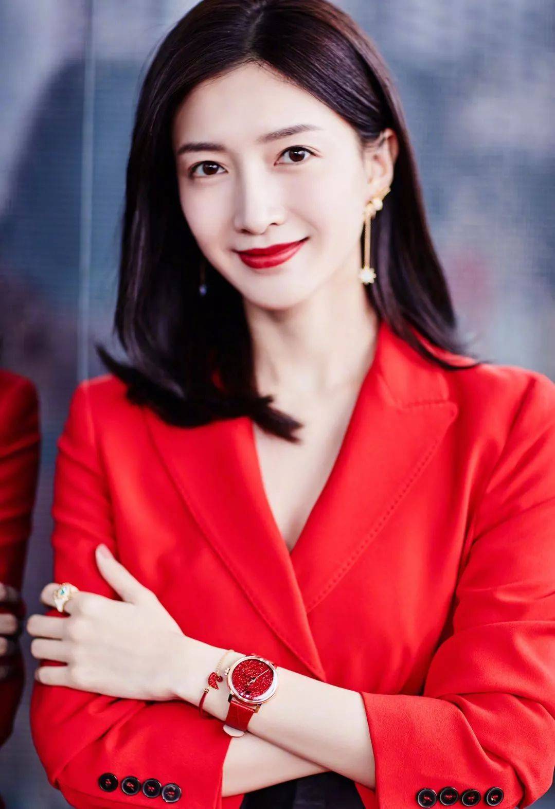 黑色 江疏影红色西装+黑色腰带秀小蛮腰!叠穿2件毛衣还可以这么瘦?