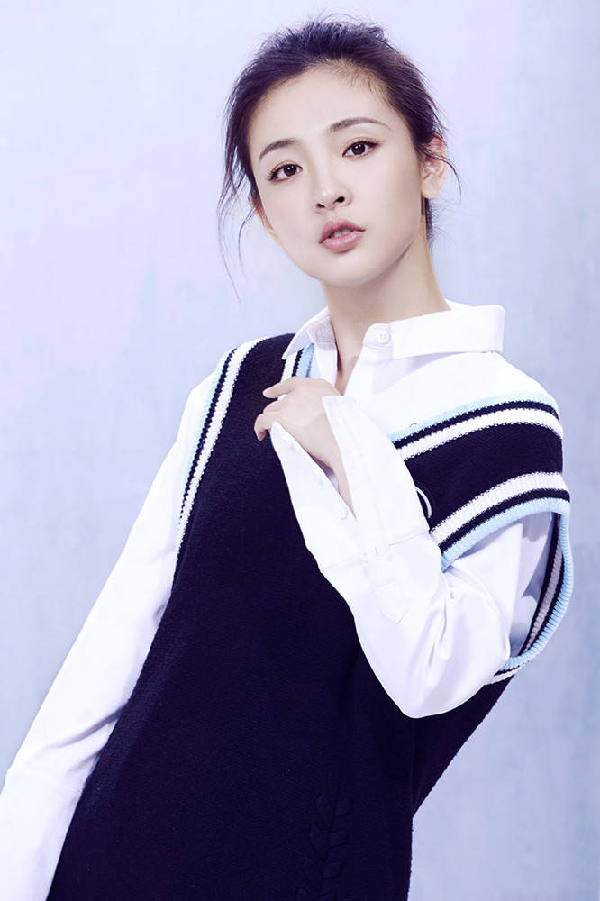 设计 吴倩美上央视“大换脸”，白衬衫配马尾减龄俏皮，仍能媲美小默笙
