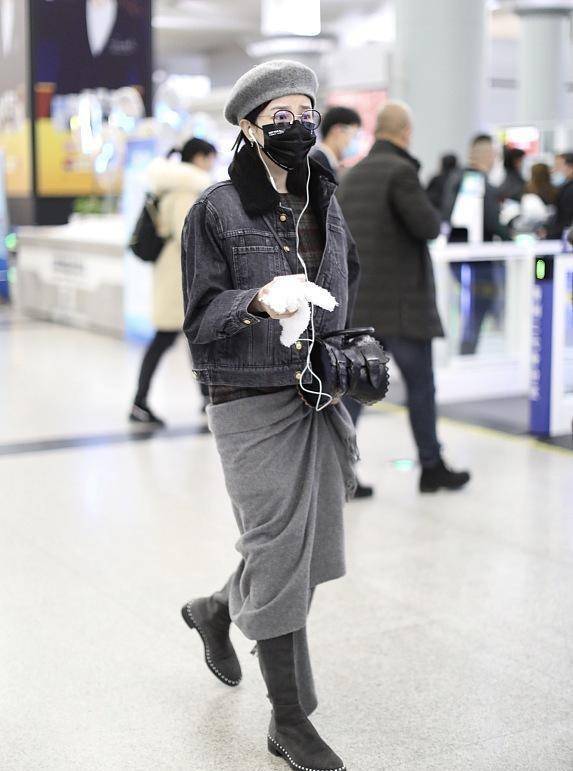 陈小 陈小纭素颜的样子太美了，肌肤雪白好迷人，外套选的也很大气