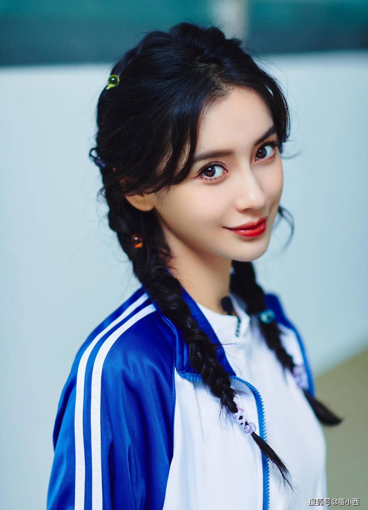 杨颖 Angelababy杨颖确定不是18岁？穿蓝白运动服配麻花辫，像个高中生