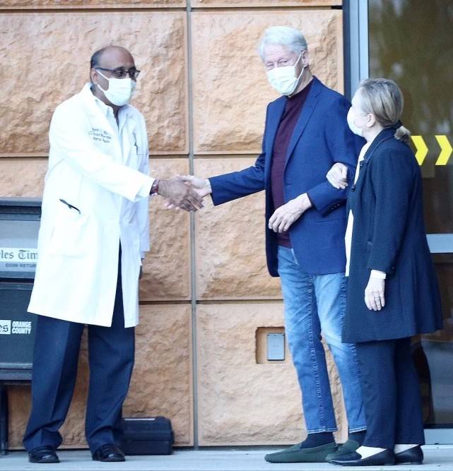 希拉里 74岁希拉里高调亮相！深蓝印花大衣显瘦，撇下在家养病的克林顿？