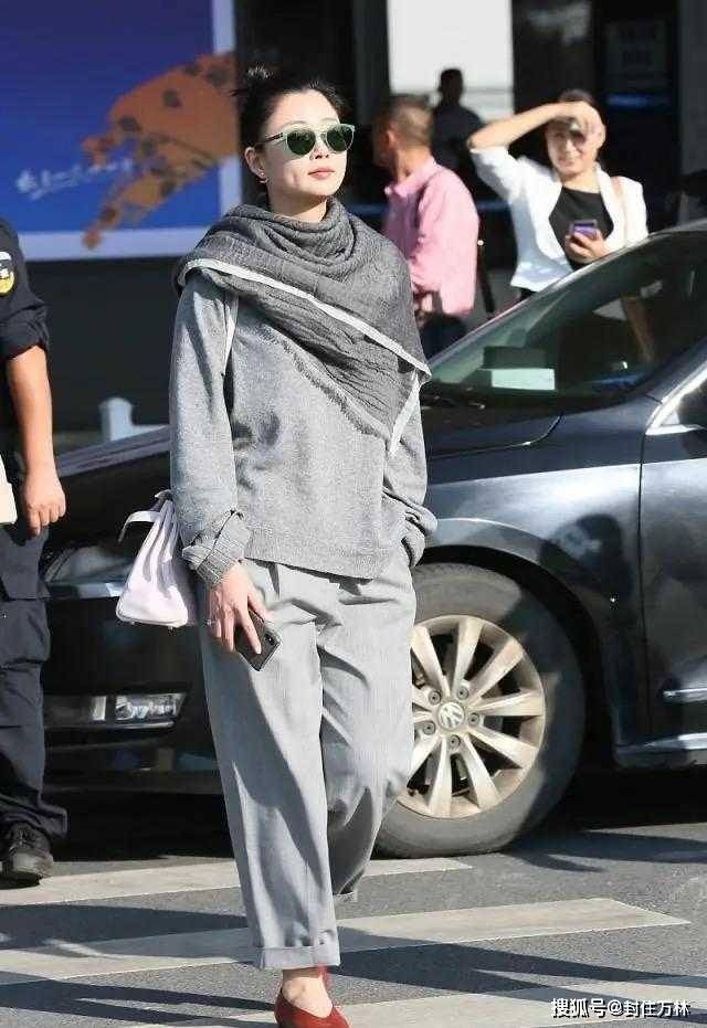 一身 殷桃比时尚博主更会穿，一身灰色搭配高级大气，配围巾更显气质