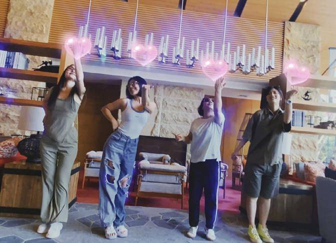 卫衣 赵奕欢逛动物园，穿卫衣配健美裤秀身材曲线，见长颈鹿还俏皮亲吻