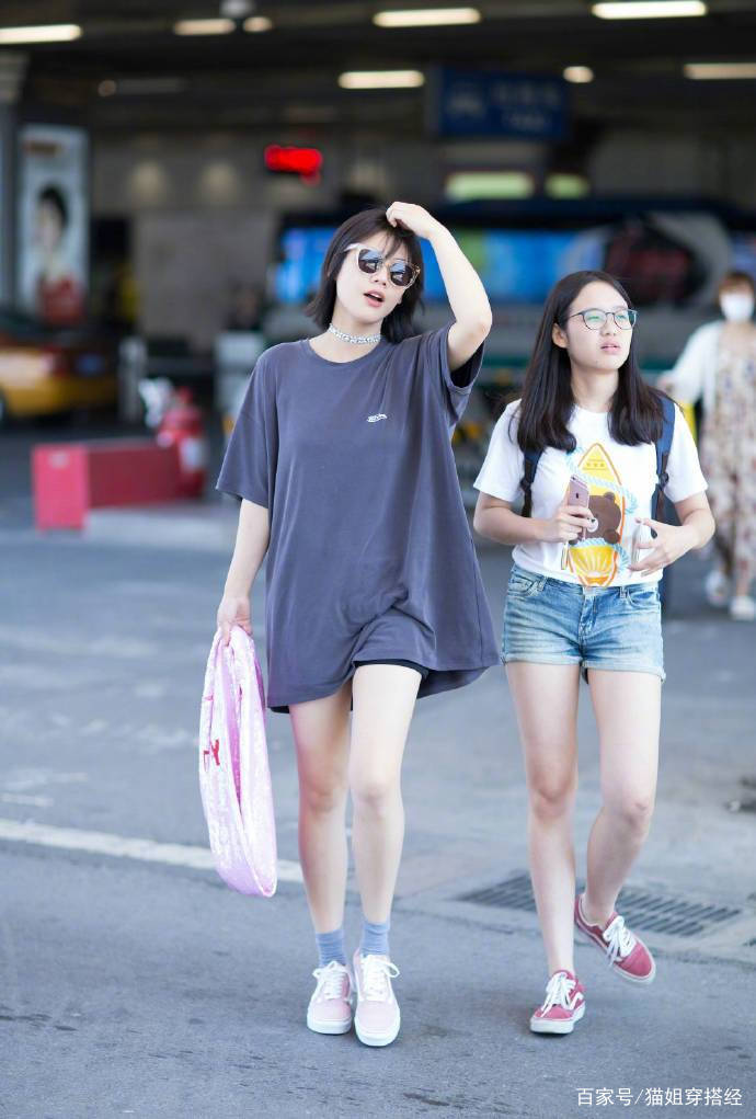 马思纯 马思纯瘦的时候真自信，还敢“下衣失踪”秀长腿，太时髦了