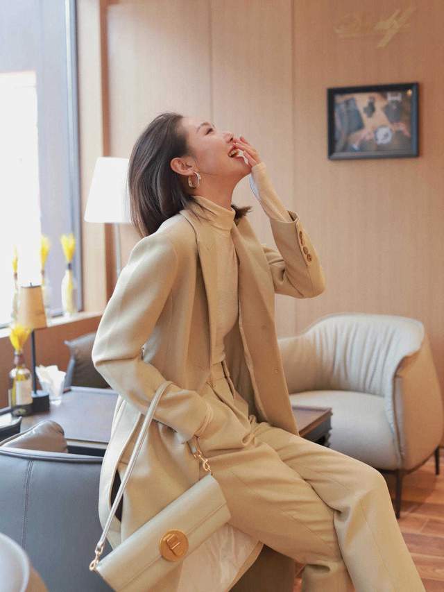 是属于 秋冬的标配卡其色大衣,学会这5套搭配轻松驾驭,怎么穿都好看