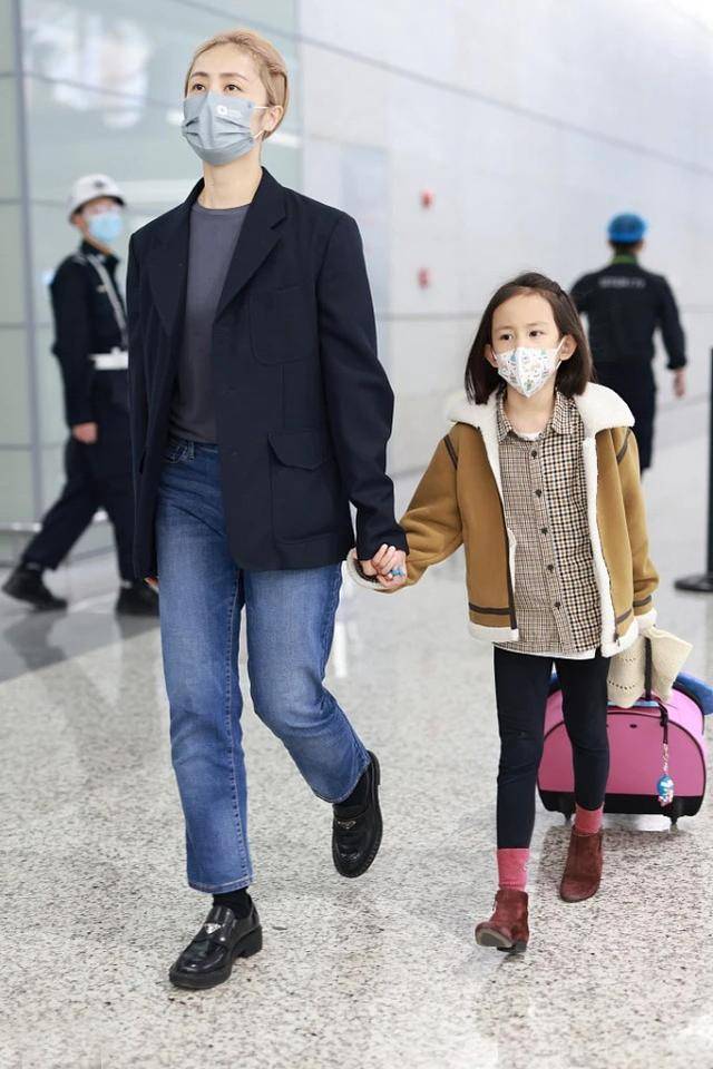 直管 黄磊夫妇品位变了，孙莉染金发显“老气”，二女儿颜值倒是很惊艳