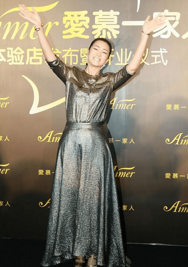 金色 骨感瘦已经过时了，巩俐的水梨身材才是真的火，美的让人心动