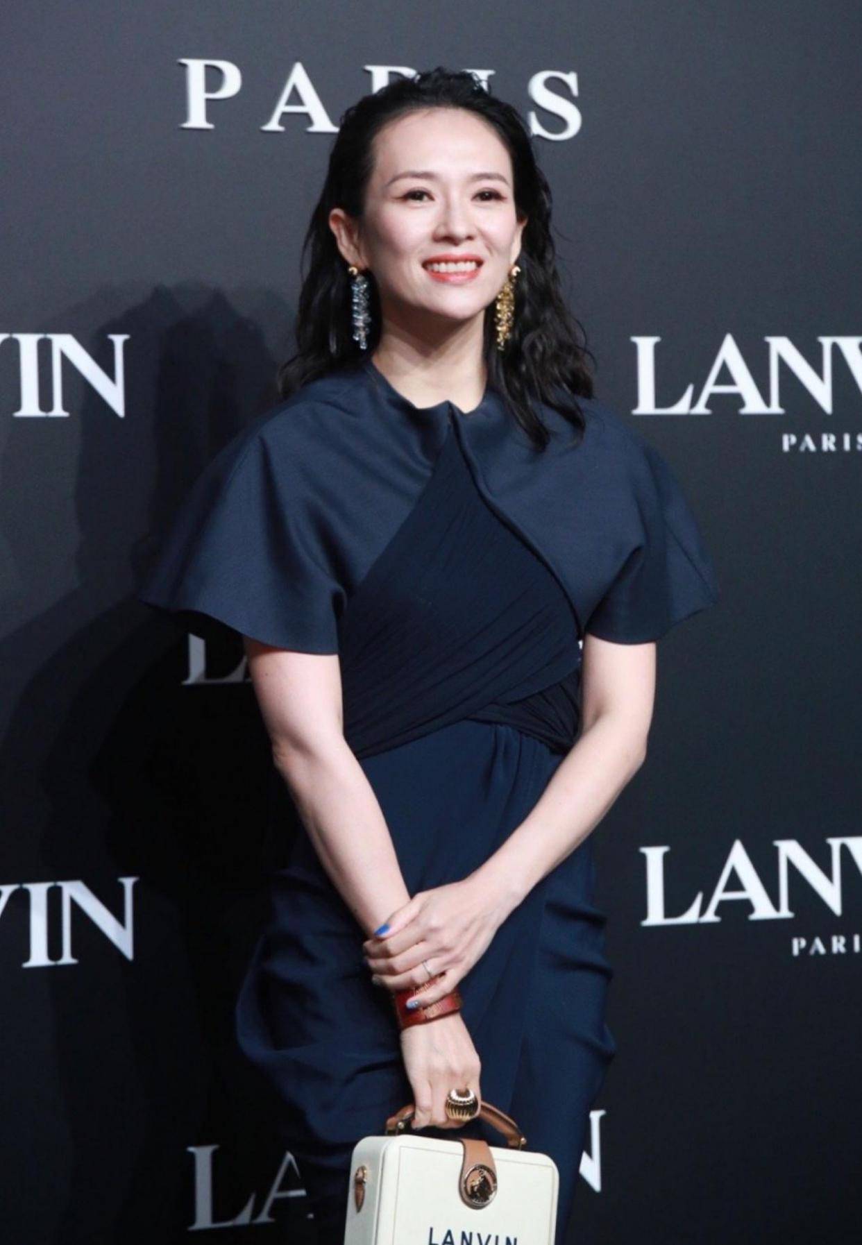 全靠章子怡发际线高得能拍清宫剧！法令纹与暴瘦好显老，全靠气质撑着