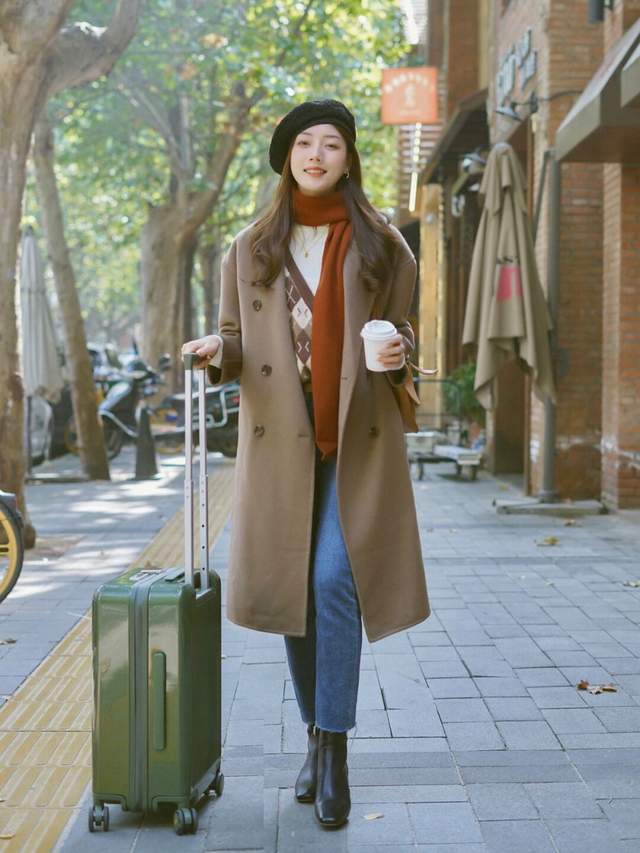 是属于 秋冬的标配卡其色大衣，学会这5套搭配轻松驾驭，怎么穿都好看