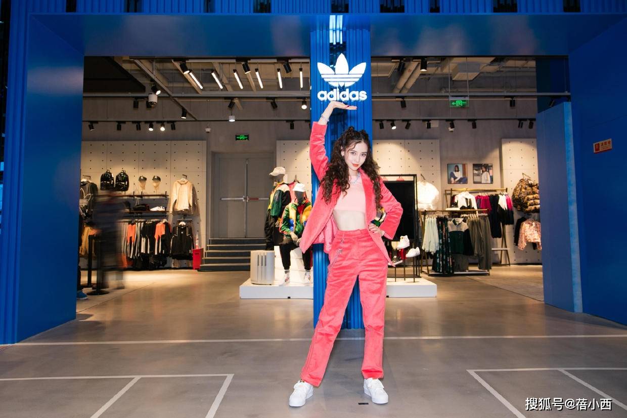 杨颖 Angelababy杨颖确定不是18岁？穿蓝白运动服配麻花辫，像个高中生