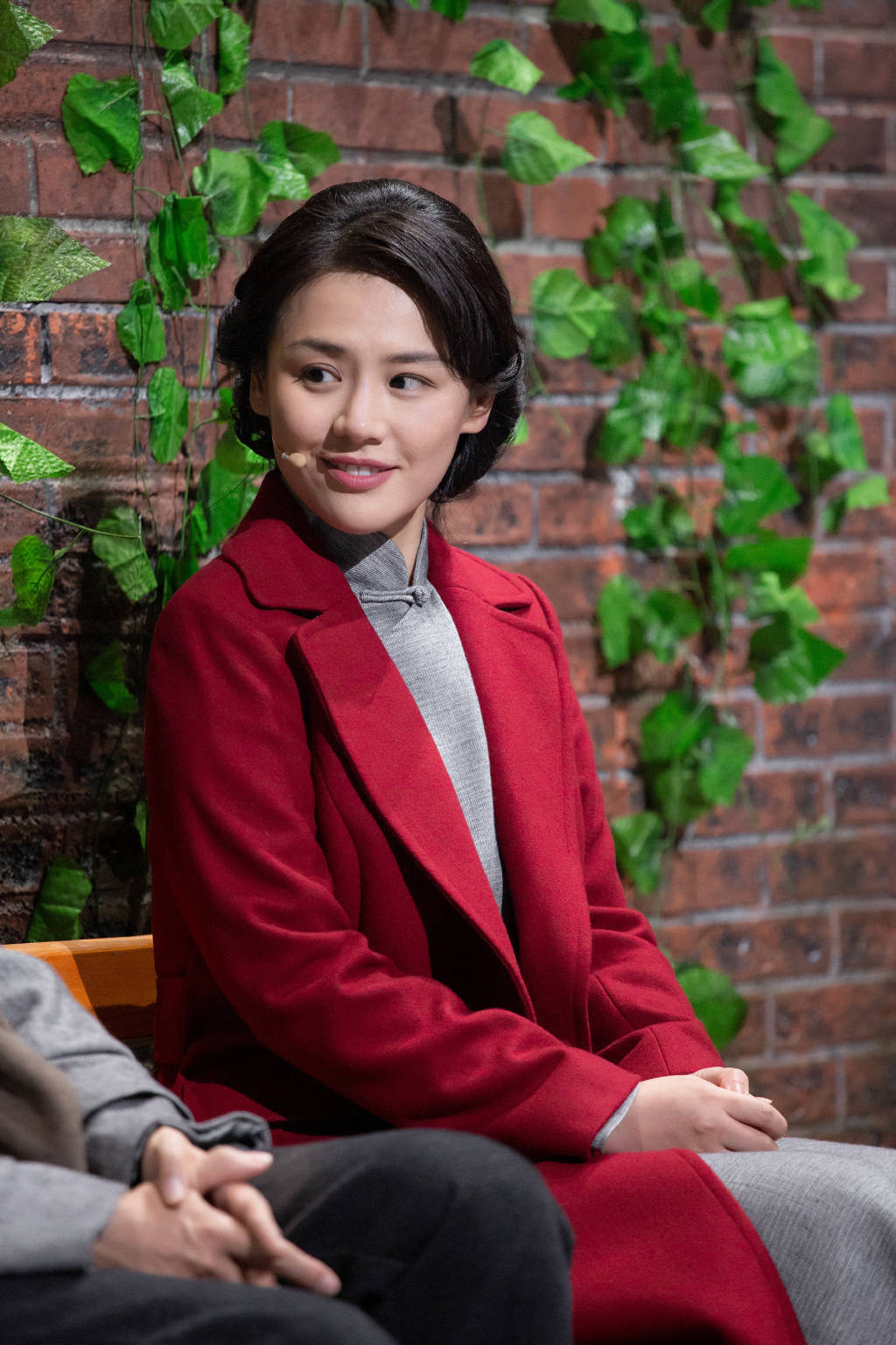 马思纯 马思纯瘦了！穿旗袍亮相舞台身姿窈窕，搭配红色大衣优雅又大气！