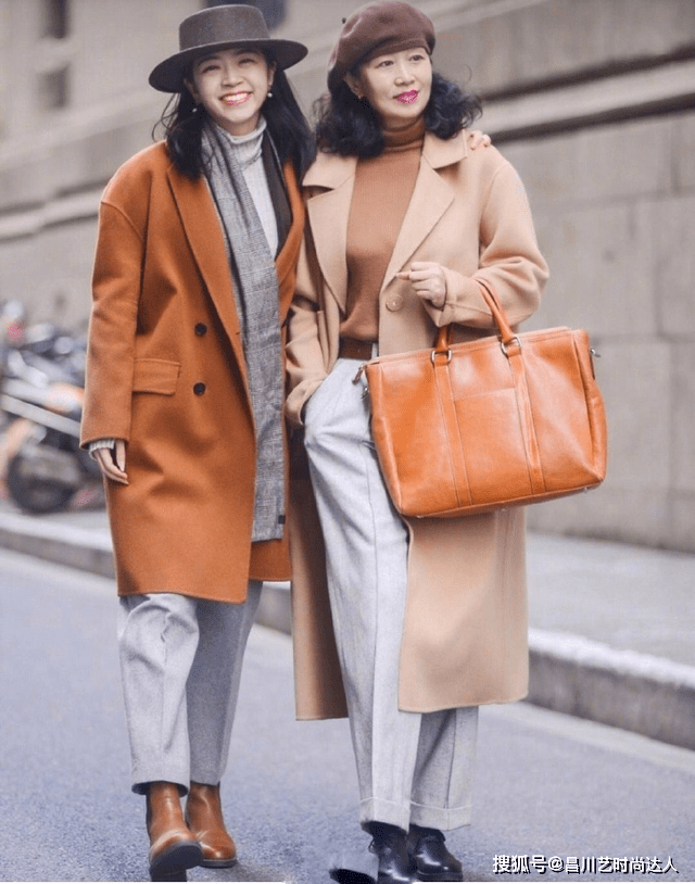 三木 见过世面的女人，大衣很少配打底裤，看三木和妈妈搭配，高级大气