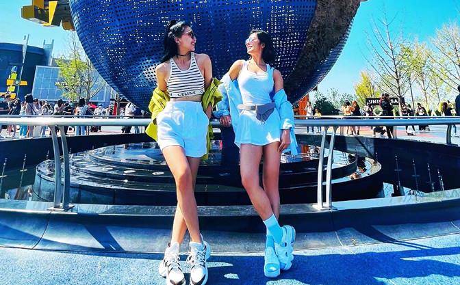 卫衣 赵奕欢逛动物园，穿卫衣配健美裤秀身材曲线，见长颈鹿还俏皮亲吻