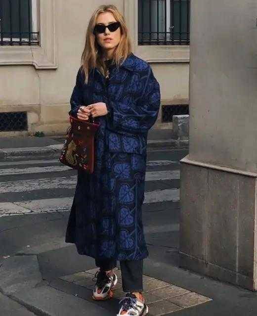 宫廷风 中年女性别再扮嫩,学韩雪印花大衣配喇叭裤好洋气,显贵又优雅