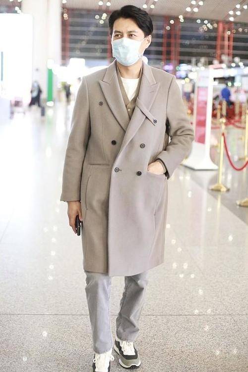 大衣 “老干部”靳东身穿廓形大衣太有范，成熟稳重、干净帅气，超赞