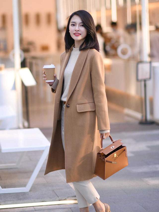 是属于 秋冬的标配卡其色大衣，学会这5套搭配轻松驾驭，怎么穿都好看