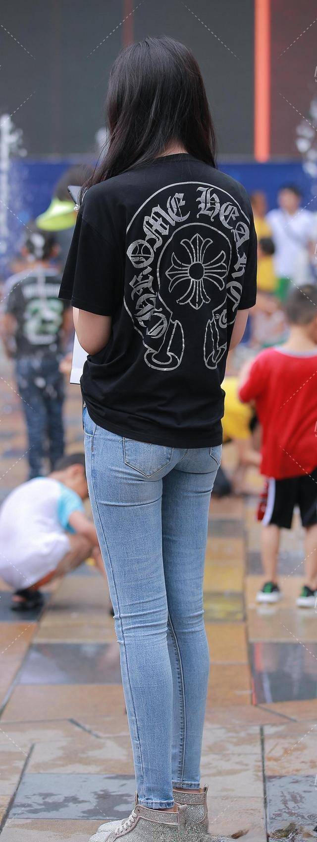 季节 这个季节穿鲨鱼裤也不会很闷热，显得高高瘦瘦，简约时髦