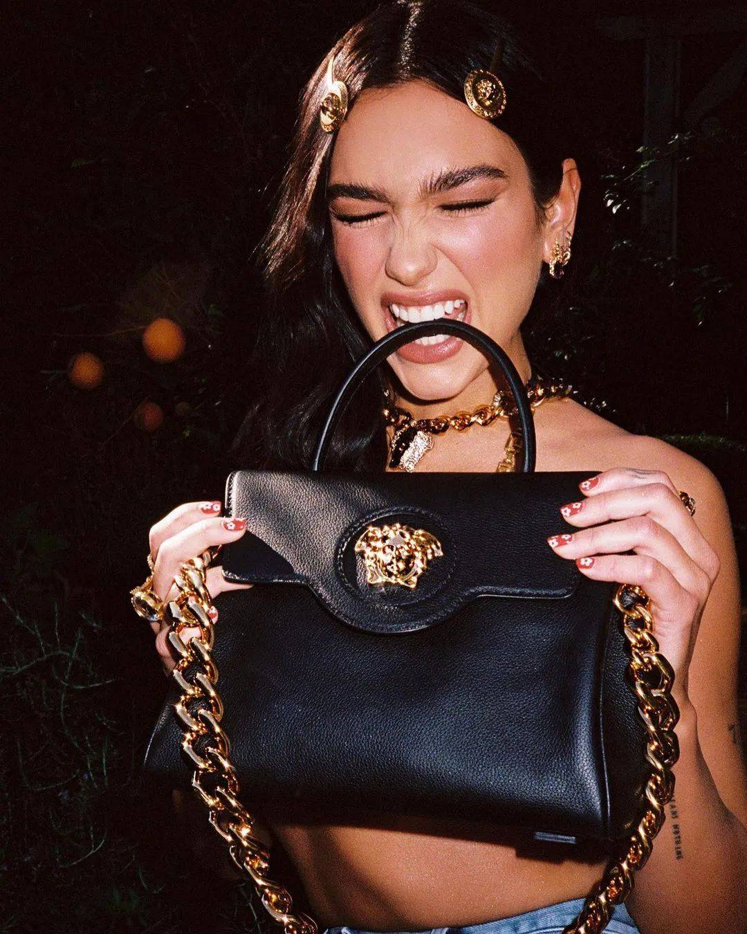 Nas 叱咤红毯、被爆红歌手示爱……这个品牌最近火得有点收不住！