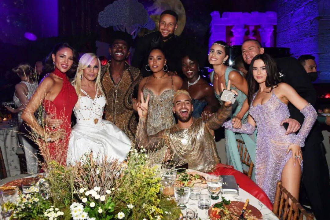 Nas 叱咤红毯、被爆红歌手示爱……这个品牌最近火得有点收不住！