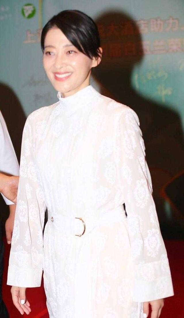 羽绒服 45岁梅婷真养眼，一袭白色连衣裙优雅大气，看不出中年妇女感