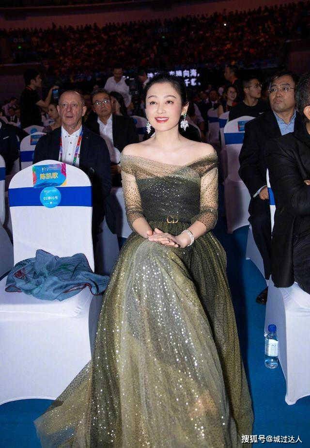 感觉 陈红真不像51岁了，一袭墨绿色露肩连衣裙太迷人，气质惊艳
