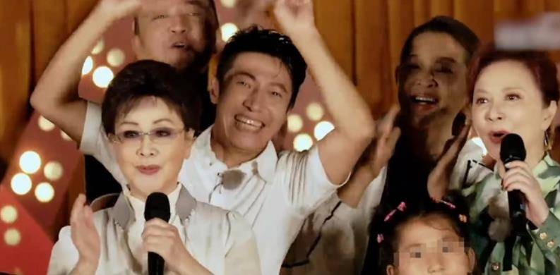 一是一|76岁李谷一再唱《难忘今宵》！精神矍铄状态好，身后撒贝宁太抢镜