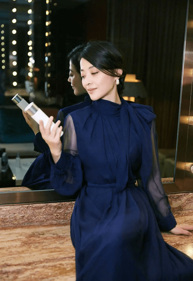 羽绒服 45岁梅婷真养眼，一袭白色连衣裙优雅大气，看不出中年妇女感