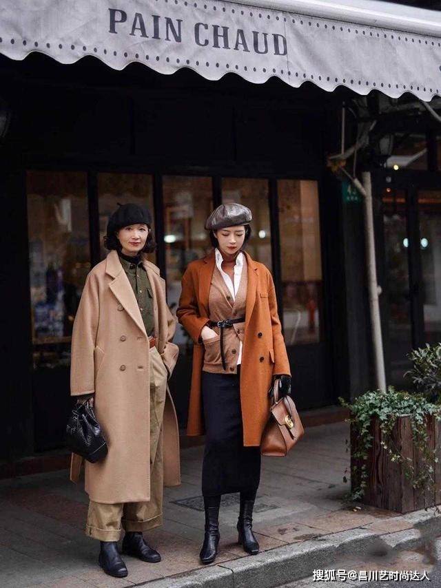 三木 见过世面的女人，大衣很少配打底裤，看三木和妈妈搭配，高级大气
