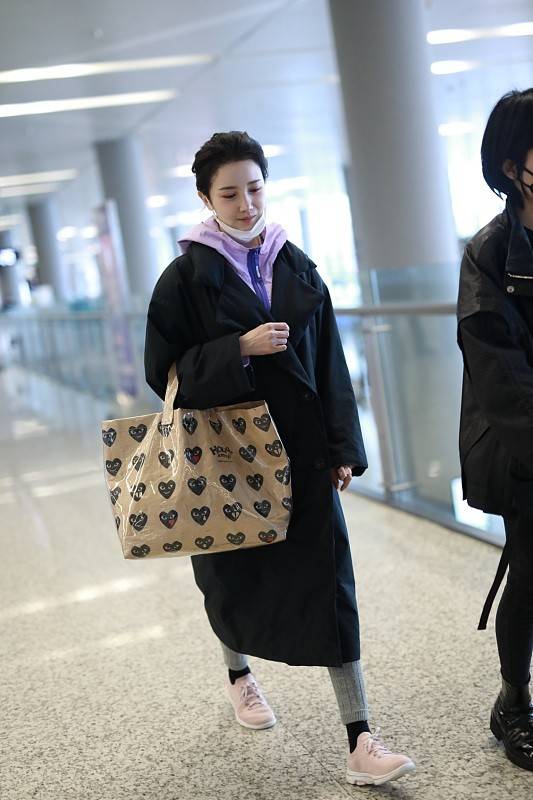 美眉 陈小纭素颜好清纯，穿紧身裤秀“清瘦身材”，配上丸子头更甜了