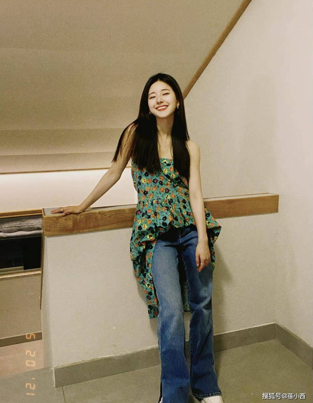 赵露思 赵露思才是“甜妹”中的顶流,穿小香风格纹裙配长靴,气场真高级