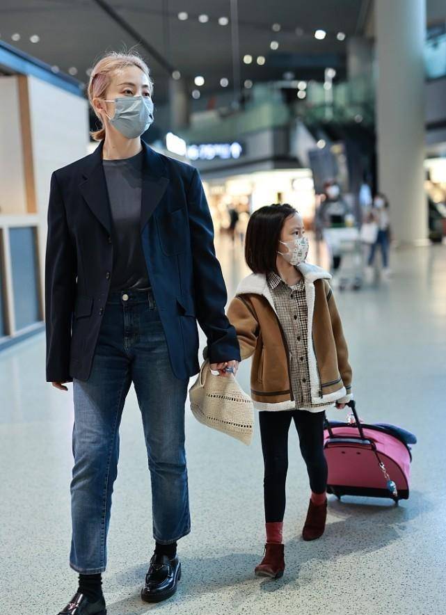 服装 孙莉真会给女儿们做榜样，顶着一头粉毛挺大胆的，但穿着却很干练