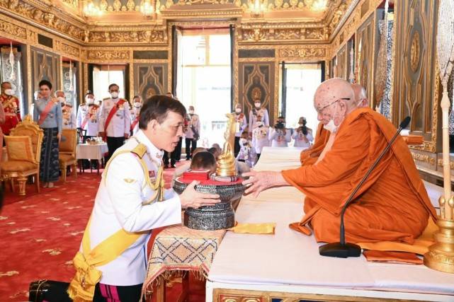 拉隆 69岁泰王带妻妾营业精神好！王后穿宝石蓝变美太多，贵妃孤独入座