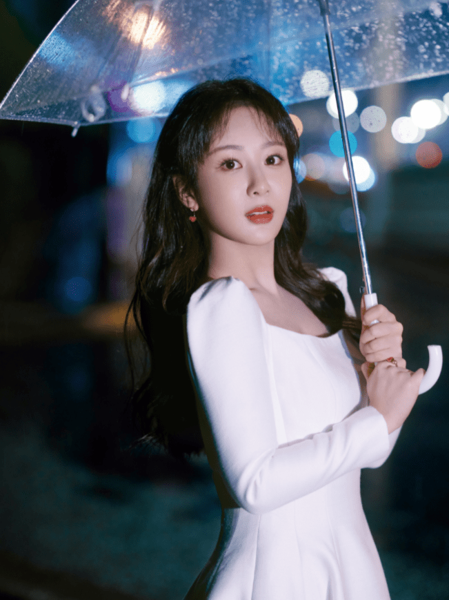 出圈 杨紫雨中撑伞造型出圈了，穿方领泡泡袖裙子，别有一番风情