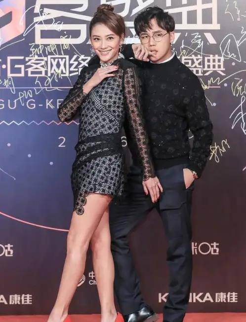 黑色 应采儿不愧是大哥的女人,一身黑色蕾丝连衣裙,穿衣风格依旧大胆