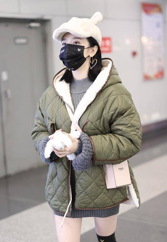 陈小 陈小纭素颜的样子太美了，肌肤雪白好迷人，外套选的也很大气