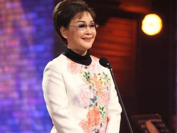 一是一|76岁李谷一再唱《难忘今宵》！精神矍铄状态好，身后撒贝宁太抢镜