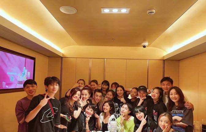 卫衣 赵奕欢逛动物园，穿卫衣配健美裤秀身材曲线，见长颈鹿还俏皮亲吻