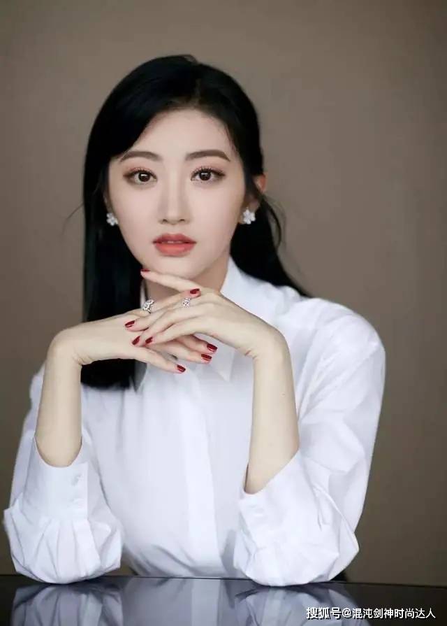 面部打扮看起来&quot;贵气&quot;的女人，基本会有这5个特征，气质很重要