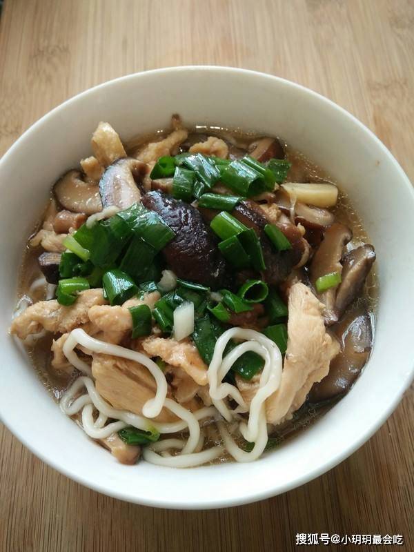 用料 :面条,鸡胸肉,香菇,红萝卜,鸡蛋,香葱,料酒,盐,鸡精鸡丝香菇面的