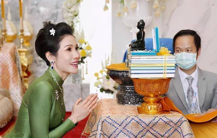 活动|苏提达出手压制诗妮娜，高调晒出活动镜头，妾室高光时刻被删减