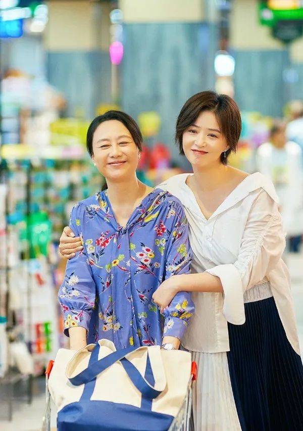 上半身 女星蒋欣瘦成Lisa 2.0？！到底什么情况呀…
