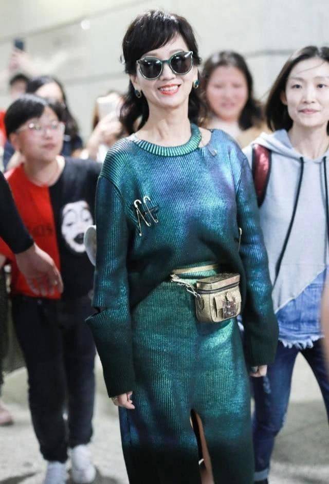 皱纹 生图下的赵雅芝老得真实,打扮时髦皱纹却明显,终于有了奶奶味道