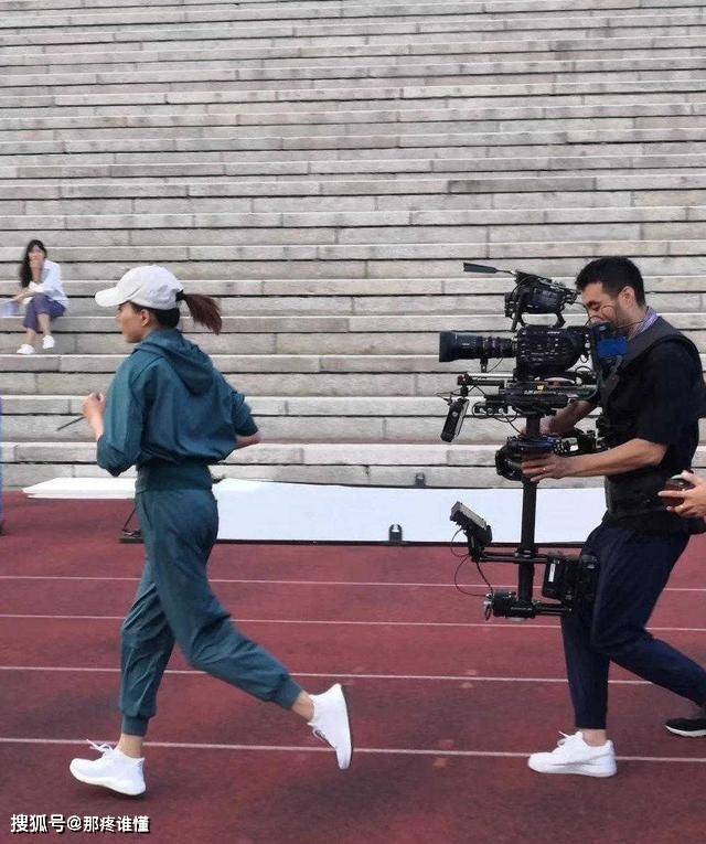 运动服 董卿罕见穿运动服亮相，雾霾蓝运动套装配高马尾，年轻10岁不止