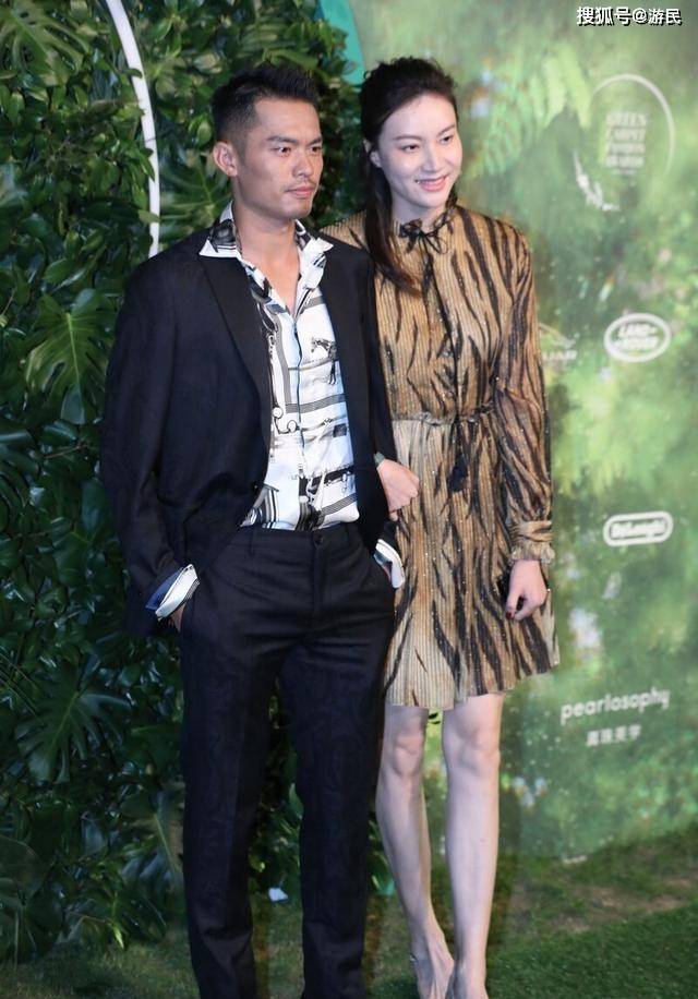 老公 谢杏芳178身材太惊艳，虎纹连衣裙大长腿好吸睛，比老公还要高